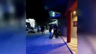 Video: patovica pateó a un joven en la cabeza y lo desmayó 
